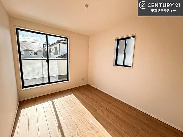 バルコニーに面している洋室です。明るく温もりがあり、換気もしっかりできます!朝起きて、外に出て背伸びをしつつ深呼吸をし良い朝を迎え入れることができます。