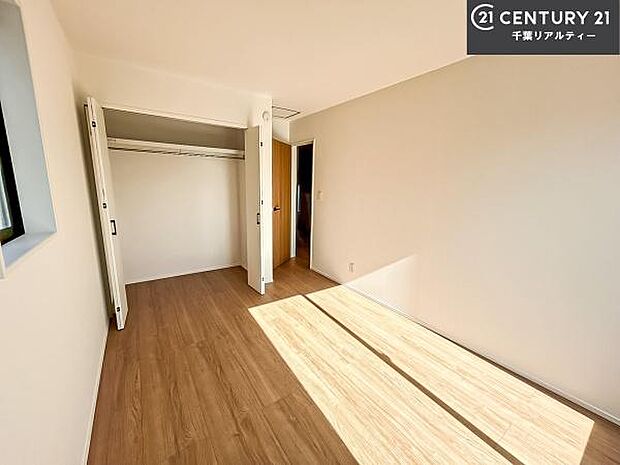 明るい室内は、風通しも良く、明るく大変居心地の良い空間となっております。リラックスして過ごせる心地の良いお部屋です!