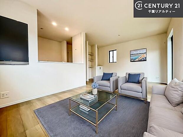 家具はCGパースです。開放感のある広々LDK!ソファーやダイニングテーブルを置いても窮屈にならないので快適に過ごせます!コミュニケーションが取りやすいリビングです!