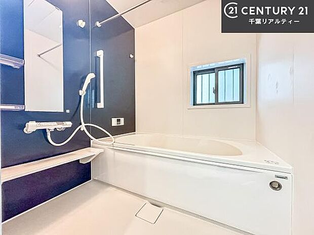 広々バスで一日の疲れをリフレッシュ。足が伸ばせるので、浴槽にもゆったりと浸かれますね!毎日のバスタイムが楽しみになります。