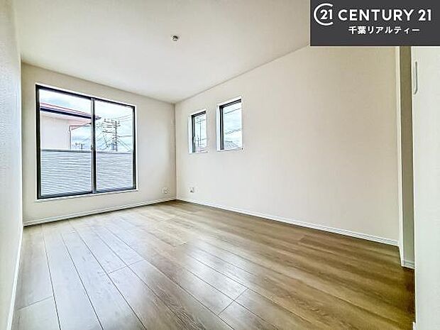 バルコニーに面している洋室です。明るく温もりがあり、換気もしっかりできます!朝起きて、外に出て背伸びをしつつ深呼吸をし良い朝を迎え入れることができます。