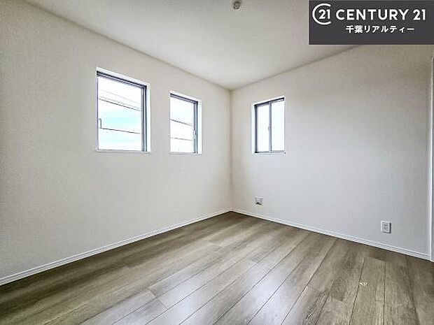 掃き出し窓がないお部屋は、お子様のお部屋としても安心です!収納スペースも充実しているので散らかったお部屋をサッと片付けられます!