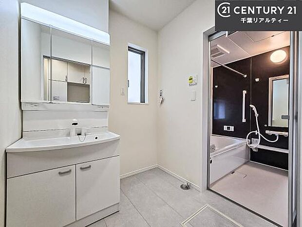 小窓付きの明るい洗面室です!湿気もすぐに入れ替えができて清潔に保つことができます!自然光が差し込むのでお化粧の仕上がりも良くなりますね!