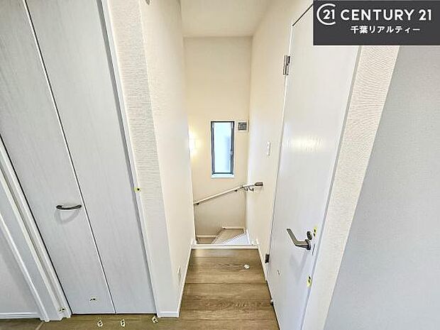 階段は明るく手摺りもついています!お子様やご年配の方も安心してご利用頂けますね!