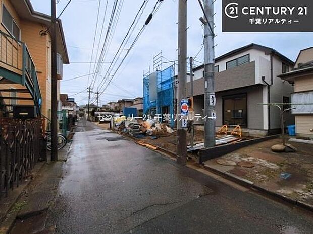 前面道路は4m!陽当り良好な立地です。車庫入れが苦手な方も安心ですね。