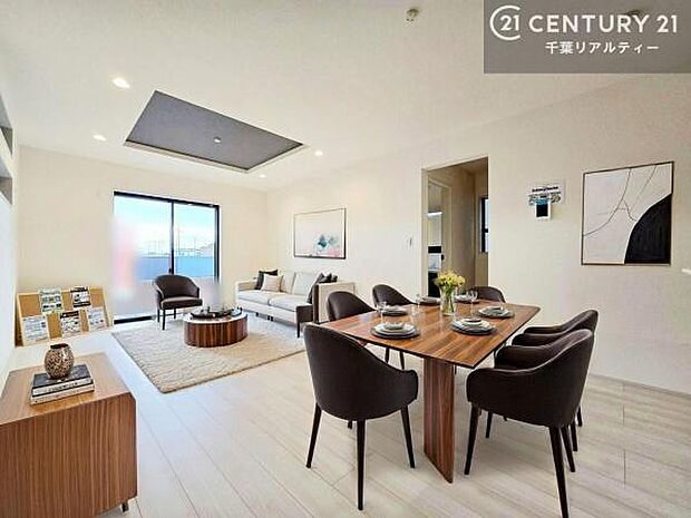 家具はCGパースです。心地良いリビングは家族が自然と集まります。家族団欒の時間が増えそうです。ご家族と、より一層充実した時間を過ごせそうですね。