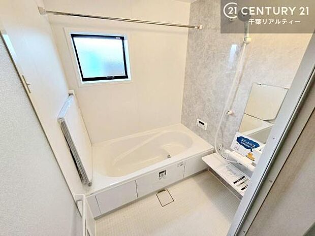 白を基調とした清潔感のあるバスルーム!快適なバスタイムが送れます!1日の疲れをしっかりと癒してくれる素敵なリラクゼーション空間になりそうですね。