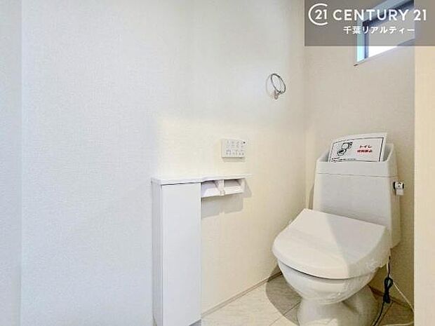 1・2階にトイレがございます!朝の忙しい時間帯も待たずにすみそうですね。白を基調とした清潔感のあるトイレでお手入れがしやすいです!