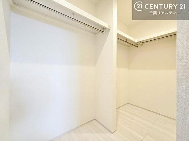 ウォークインクローゼット付きです。たくさんのお洋服などを収納しておけそうですね!他にも扇風機や加湿器など季節物の大きな家電も収納できます!