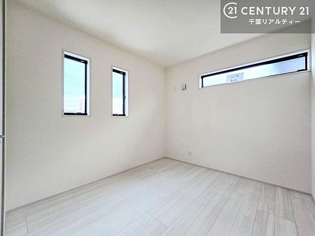 明るい室内は、風通しも良く、明るく大変居心地の良い空間となっております。リラックスして過ごせる心地の良いお部屋です!