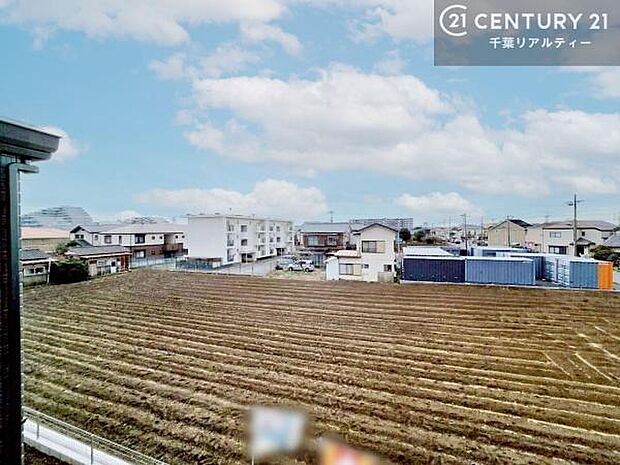 晴れた日には青い空を見渡せる開放的な時間を楽しめます。気持ちの良い風が通り抜ける街並みです!