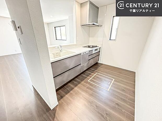 大人気の対面式システムキッチンを採用しています!ご家族のコミュニケーションが自然と増える設計です。お子様にも目が届くので嬉しいですね!広々使えて快適に作業が進みます。