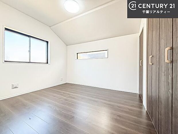 優しい光が差し込む洋室は、朝の目覚めも気持ちが良さそうですね。おうち時間もゆったりと過ごすことができます。優しい色合いのフローリングがどんな家具にもマッチします!