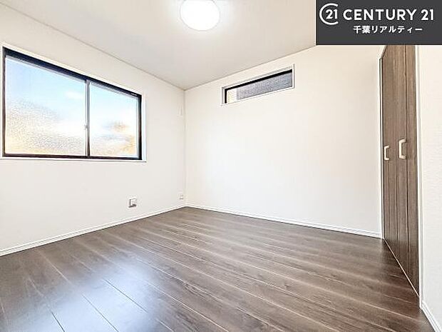 掃き出し窓がないお部屋は、お子様のお部屋としても安心です!収納スペースも充実しているので散らかったお部屋をサッと片付けられます!