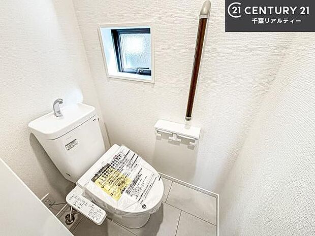 清潔感のある色味のお手洗いです!さわやかでスッキリする空間です!白を基調としているので、お手入れがしやすいトイレです!