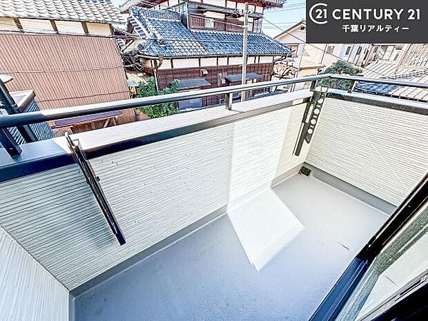 陽当たり良好なバルコニーです!晴れた日には青い空を見渡せる開放的な時間を楽しめます。