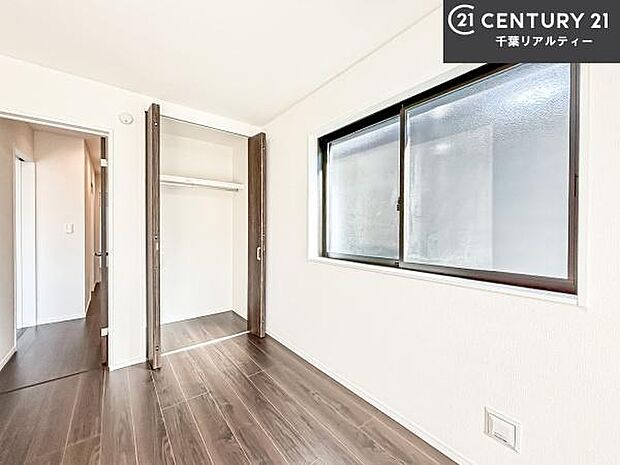 収納スペースがついています!居室をスッキリ整頓する事ができますね。家具を選ばないシンプルなデザインの為、家具を選ばずお気に入りの空間作りができそうですね。