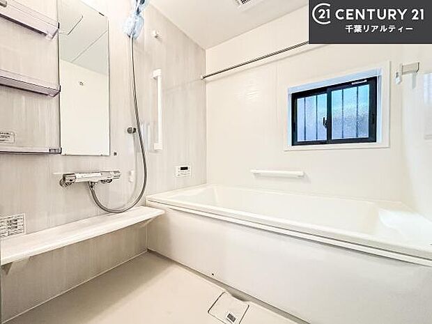 落ち着きある大人の雰囲気のバスルームは、味が出ていてバスタイムが充実!お仕事頑張っているご褒美にお好みの匂いの入浴剤を入れて、楽しんでみてはいかがでしょうか?