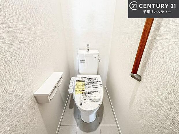 清潔感のある色味のお手洗いです!さわやかでスッキリする空間です!白を基調としているので、お手入れがしやすいトイレです!