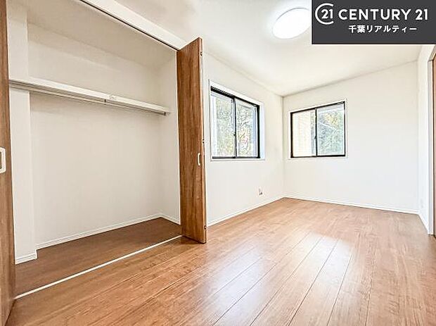 各居室収納付き!急なお客様が来客しても散らかったお部屋をサッと片付けられます!お部屋のスペースが生まれゆとりあるお部屋を演出することが出来ます!