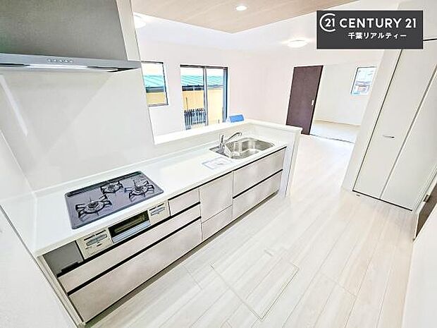 大人気の対面式システムキッチンを採用しています!ご家族のコミュニケーションが自然と増える設計です。お子様にも目が届くので嬉しいですね!広々使えて快適に作業が進みます。