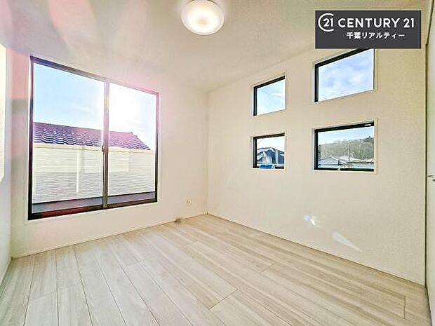 陽がたっぷりと差し込む四つ窓仕様!明るく温もり感じる居心地よい空間でプライベート時間が充実!