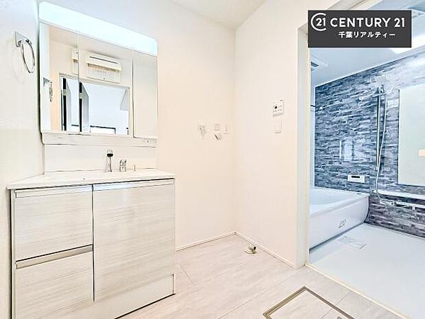 三面鏡仕様の洗面所は、身だしなみがしやすい造り!裏は収納になっています。ドライヤーやお化粧道具を片付けられるので洗面台周りをスッキリと見せることが出来ます!