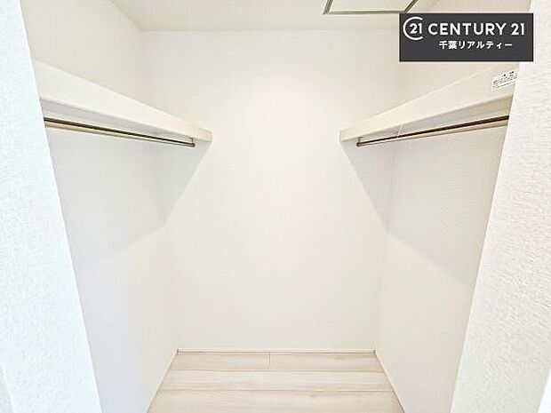 ウォークインクローゼット付きです。たくさんのお洋服などを収納しておけそうですね!他にも扇風機や加湿器など季節物の大きな家電も収納できます!