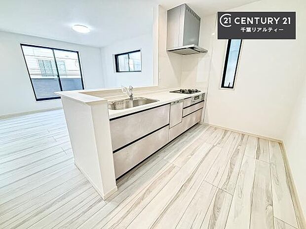 ゆとりある調理スペースで作業がしやすい快適なキッチンです!お子様と一緒にお菓子造りも楽しめる広々スペースです。楽しい調理時間になりそうですね!