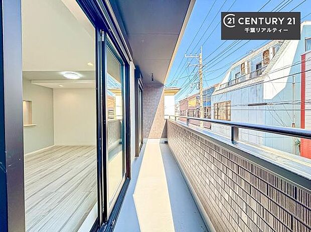 陽当たりの良いバルコニーで、お洗濯物もよく乾きそうですね!お天気の良い日にはバルコニーへ出てリフレッシュするのも気持ちよさそうです。