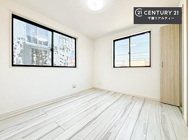 2面採光を確保した明るい室内は、風通しも良く、明るく大変居心地の良い空間となっております。リラックスして過ごせる心地の良いお部屋です!