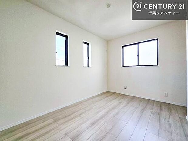 シンプルにデザインされているため、家具を選びません!お気に入りの家具を置いてくつろげる空間を作ることができます。