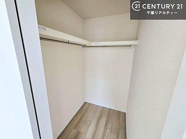 ウォークインクローゼット付きです。たくさんのお洋服などを収納しておけそうですね!他にも扇風機や加湿器など季節物の大きな家電も収納できます!