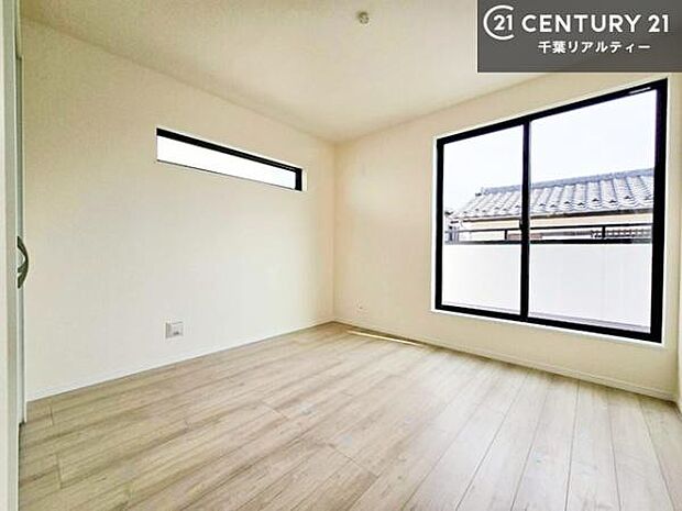 バルコニーに面している洋室です。明るく温もりがあり、換気もしっかりできます!収納スペースも充実しているので散らかったお部屋をサッと片付けられます!