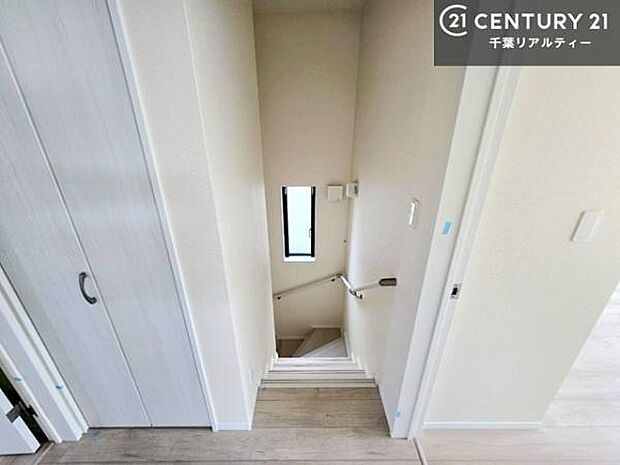 階段は明るく手摺りもついています!お子様やご年配の方も安心してご利用頂けますね!