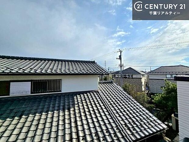 晴れた日には青い空を見渡せる開放的な時間を楽しめます。気持ちの良い風が通り抜ける街並みです!緑が映える眺望で癒されますね!