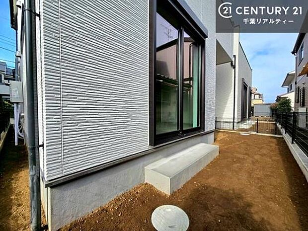 ちょっとしたお庭スぺースが付いています!ガーデニングも楽しめそうですね。