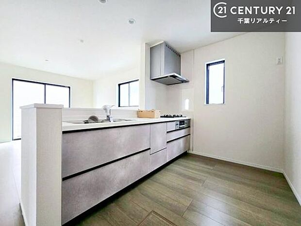 大人気の対面式システムキッチンを採用しています!ご家族のコミュニケーションが自然と増える設計です。お子様にも目が届くので嬉しいですね!広々使えて快適で作業が進みます。