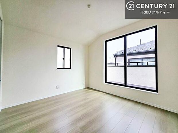 2面採光を確保した明るい室内は、風通しも良く、明るく大変居心地の良い空間となっております。リラックスして過ごせる心地の良いお部屋です!朝の目覚めがスッキリしますね!