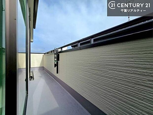 陽当たり良好なバルコニーです!晴れた日には青い空を見渡せる開放的な時間を楽しめます。