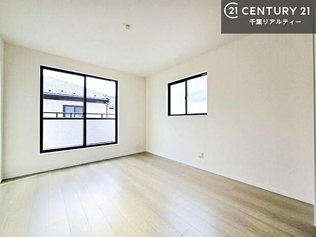 バルコニーに面している洋室です。明るく温もりがあり、換気もしっかりできます!収納スペースも充実しているので散らかったお部屋をサッと片付けられます!