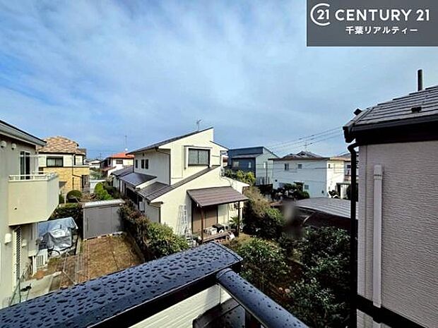 落ち着きある住宅街です!周囲には高い建物がなく、空が広く開放感があり、陽当たりを大きく遮られることもありません!気持ちの良い風が通り抜ける街並みです!