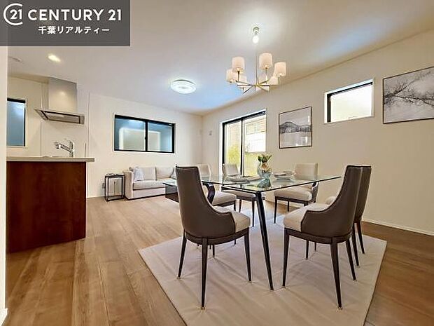 開放感のある広々LDK!ソファーやダイニングテーブルを置いても窮屈にならないので快適に過ごせます!コミュニケーションが取りやすいリビングです!