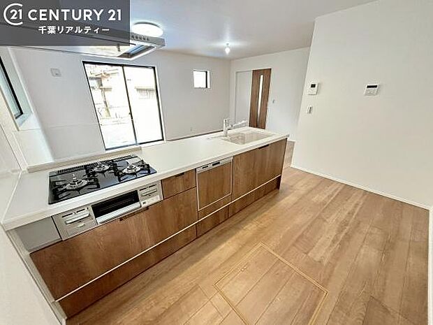 作業がしやすいシステムキッチンです!収納がたくさん付いているので、調理スペースに物を置かなくて済むので、広々使えて、快適に作業ができます!