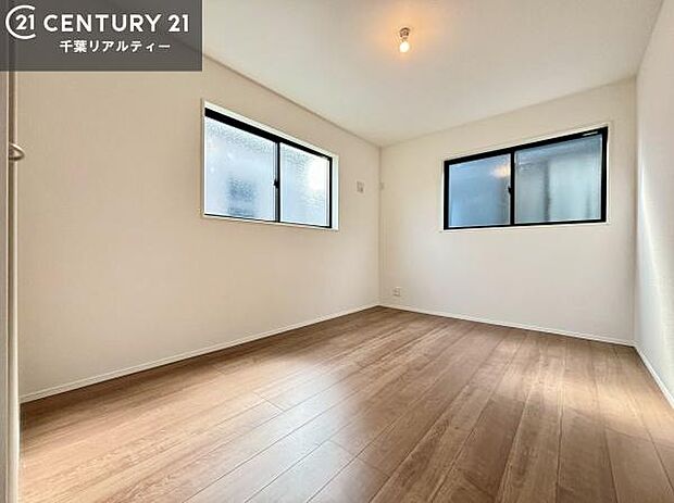 2面採光を確保した明るい室内は、風通しも良く、明るく大変居心地の良い空間となっております。リラックスして過ごせる心地の良いお部屋です!