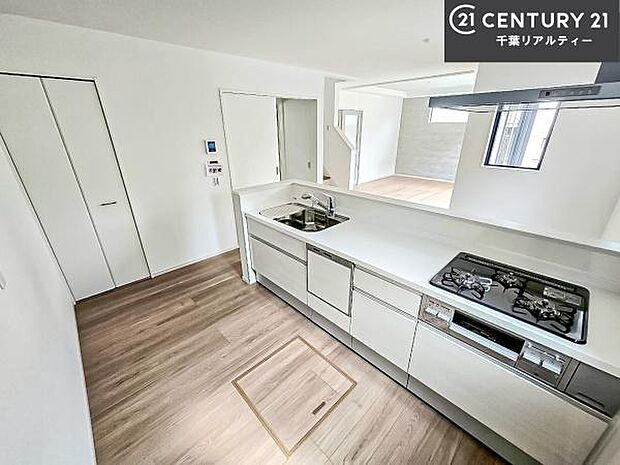 ゆとりある調理スペースで作業がしやすい快適なキッチンです!お子様と一緒にお菓子造りも楽しめる広々スペースです。楽しい調理時間になりそうですね!