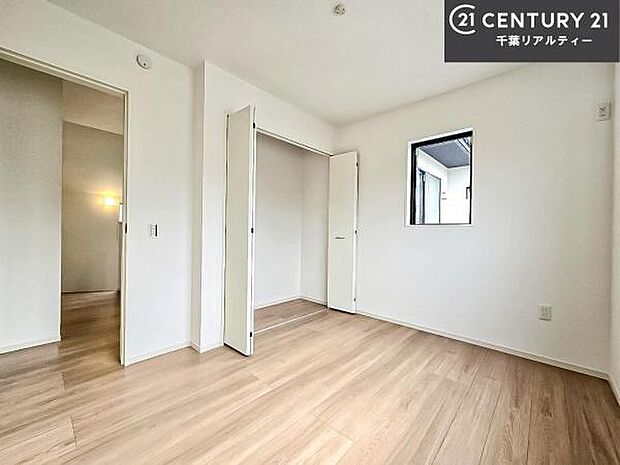 優しい光が差し込む洋室は、朝の目覚めも気持ちが良さそうですね。おうち時間もゆったりと過ごすことができます。優しい色合いのフローリングがどんな家具にもマッチします!