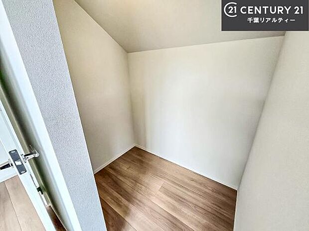 ウォークインクローゼット付きです。たくさんのお洋服などを収納しておけそうですね!他にも扇風機や加湿器など季節物の大きな家電も収納できます!