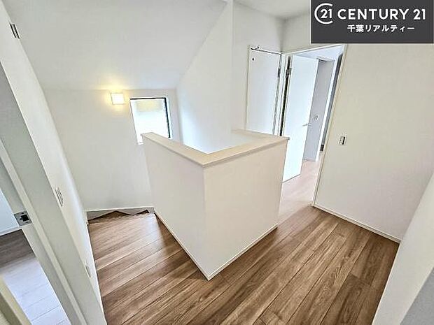 階段は明るく手摺りもついています!お子様やご年配の方も安心してご利用頂けますね!