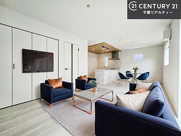 家具はCGパースです。心地良いリビングは家族が自然と集まります。家族団欒の時間が増えそうです。ご家族と、より一層充実した時間を過ごせそうですね。